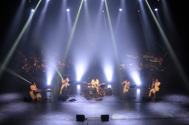 콘텐츠 플랫폼 가이아의 갈라 콘서트 ‘새로이, 부산. AGAIN, GAIA.’가 21일 오후 7시 30분 부산 KBS홀에서 전석 초대로 개최된다. 사진은 국악 밴드 가이아 공연 모습. 가이아 제공