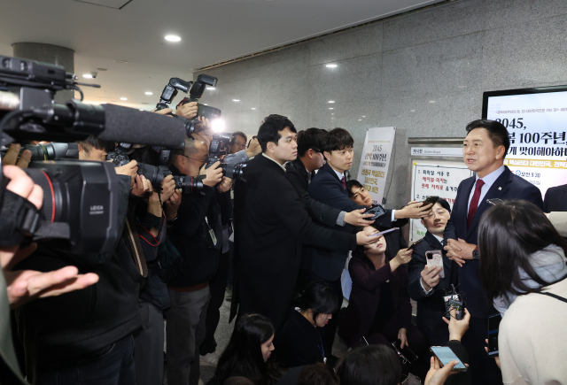 국민의힘 김기현 대표가 15일 국회 의원회관에서 열린 세미나를 마치고 나가던 중 취재진의 질문에 답하고 있다. 연합뉴스