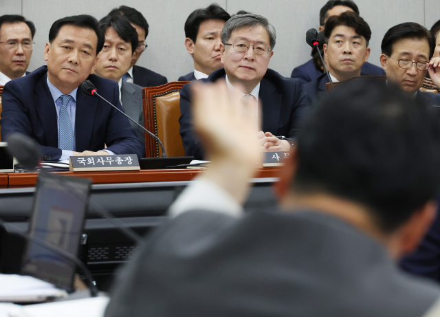 이광재 국회 사무총장이 10일 국회에서 열린 운영위 전체회의에서 민주당 탄핵안 철회와 관련해 국민의힘 장동혁 의원의 항의성 질문을 받고 있다. 연합뉴스