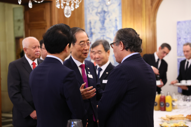 한덕수 국무총리가 이날 프랑스 파리 메종드부산에서 열린 대한상공회의소 주최 국제박람회기구(BIE) 회원국 대표 조찬 세미나에서 참석자들과 대화하고 있다. 국무총리실 제공