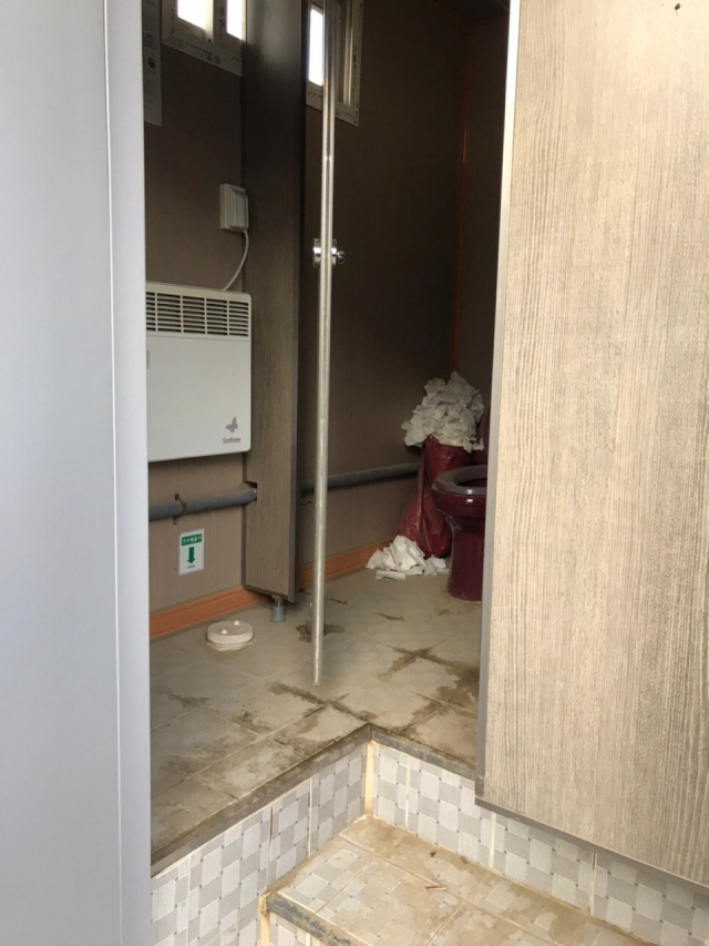 한 건설 현장의 여자 화장실. 관리자가 없어 휴지가 쌓여 있는 등 비위생적이다. 민주노총 전국건설노동조합 제공