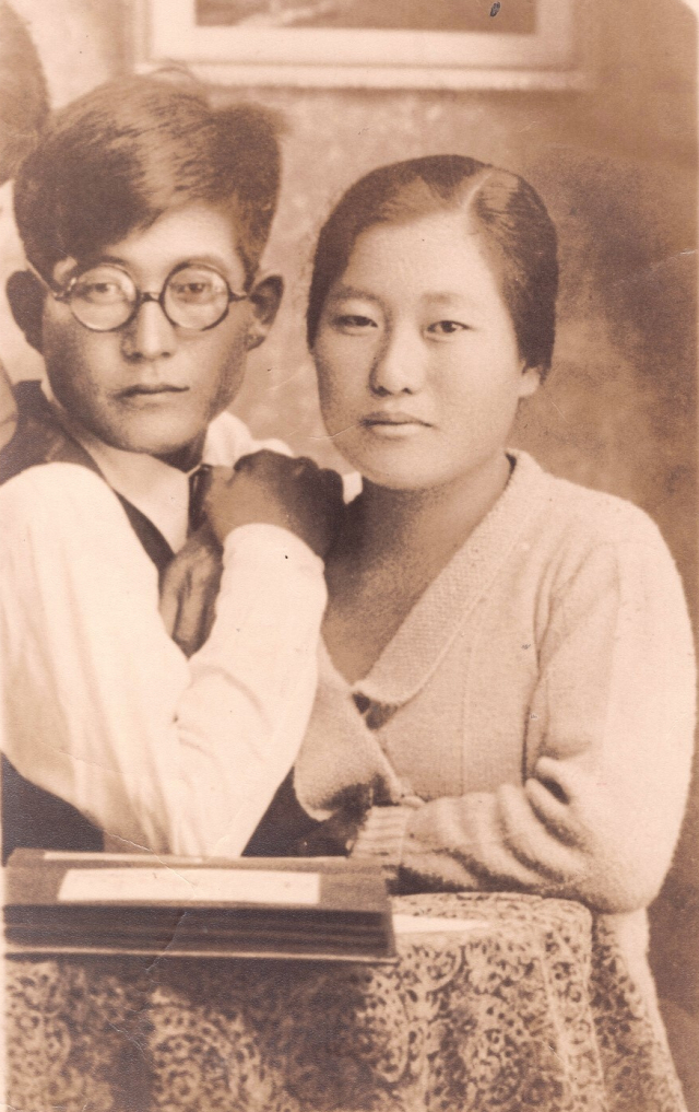 김명시가 남동생 김형윤과 함께 찍은 사진. 동생 김형윤도 오랜 수형생활을 한 독립운동 전사였다. 산지니 제공