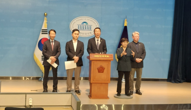 민주당 비명계인 김종민, 윤영찬, 이원욱, 조응천 의원은 16일 국회에서 ‘원칙과 상식’ 발족 기자회견을 열고 “대한민국 정치에 원칙과 상식을 다시 세우겠다”고 밝혔다. 김종우 기자.