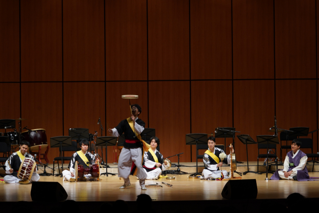 부산시립예술단이 대학수학능력시험을 치른 학생들을 위한 ‘수능생을 위한 음악회’를 23일부터 마련한다. 사진은 시립국악관현악단 공연 중 버나 돌리기 장면. 부산시립예술단 제공