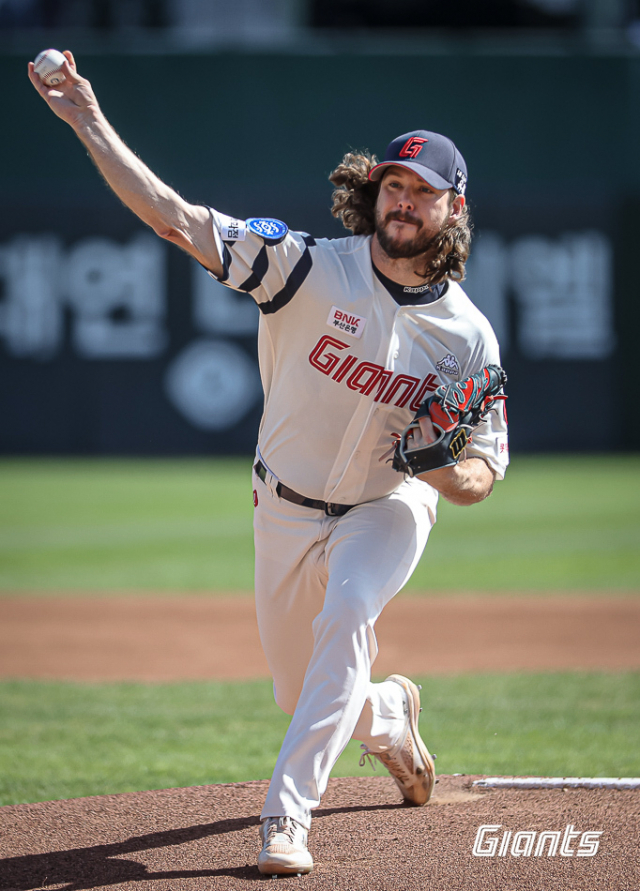 롯데 자이언츠는 16일 외국인 투수 애런 윌커슨과 2024시즌 계약을 맺었다고 밝혔다. 롯데 자이언츠 제공