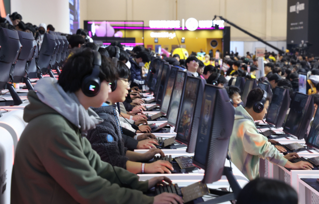 국제게임전시회 '지스타 2023'이 16일 부산 벡스코에서 개막했다. 전시장을 찾은 관람객들이 신작 게임을 즐기고 있다. 19일까지 나흘간 열리는 이번 전시에는 42개국 1037개 사가 3328개 부스 규모로 참가해 역대 최대규모를 기록했다. 정대현 기자 jhyun@