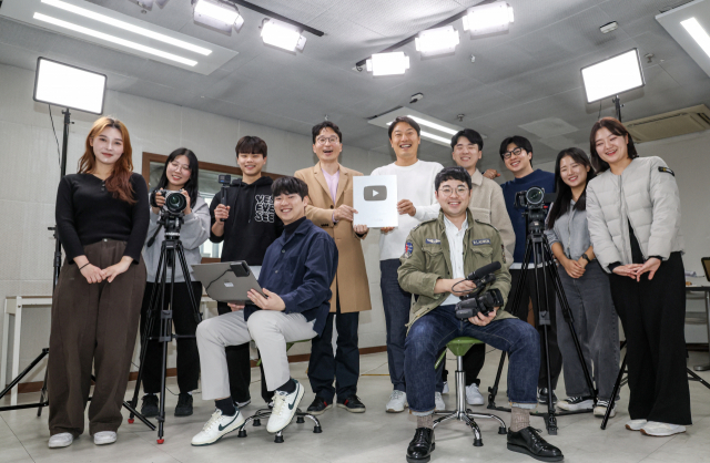 부산일보가 11월 16일 구글이 유튜브 채널 10만 명을 돌파한 채널에게 증정하는 '실버 버튼'을 받은 모습. 김종진 기자 kjj1761@