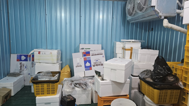 한 수산업체 창고 모습. 예년 같으면 멸치로 가득 차 있어야 하지만 올해는 텅텅 비어 있다. 김현우 기자