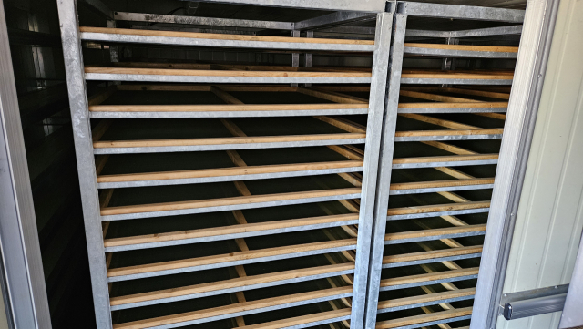 6월 이후 멸치 어획량이 사라지면서 죽방렴 멸치 건조장도 개점 휴업상태다. 김현우 기자