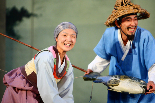 제91회 을숙도 명품 콘서트: 코믹 가족 마당극 ‘효자전’의 한 장면. 을숙도문화회관 제공