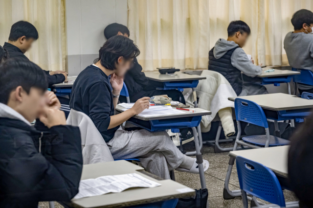2024학년도 대학수학능력시험일인 16일 오전 부산 부산진구 경남공업고등학교에서 수험생들이 시험을 준비하고 있다. 김종진 기자 kjj1761@