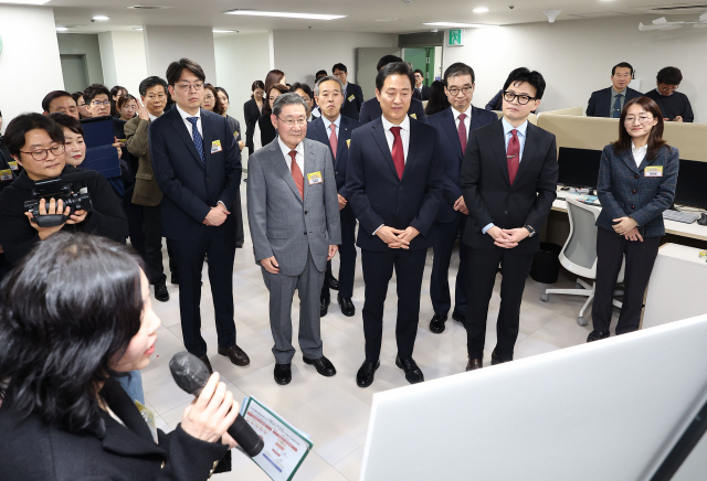 한동훈 법무부 장관과 오세훈 서울시장이 지난 15일 서울여성플라자에서 열린 법무부-서울시 범죄피해자 원스톱 솔루션 센터 설치·운영 업무협약식 뒤 센터를 둘러보고 있다. 연합뉴스