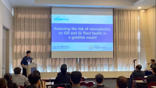 해양미생물학실험실 윤용준 석사생 구두 발표 모습