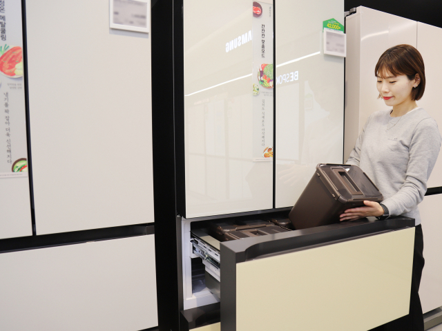 롯데하이마트는 11월 한 달간 김장에 필요한 김치냉장고와 주방가전 할인 행사를 진행한다고 14일 밝혔다. 사진은 주방 가전을 살펴보는 모델. 롯데하이마트 제공