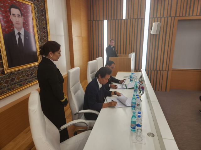 고려조선산업기술과 투르크메니스탄 정부가 최근 다목적 운반선 2척 건조에 대한 계약을 체결하고 있다. 고려조선산업기술(주) 제공.