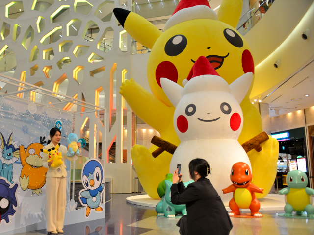 롯데백화점 광복점 지하1층 아쿠아 몰 분수광장에서 진행 중인 ‘포켓몬 윈터 빌리지 팝업스토어’에서 방문객이 기념촬영을 하고있다. 행사는 오는 30일까지 진행된다. 롯데백화점 제공