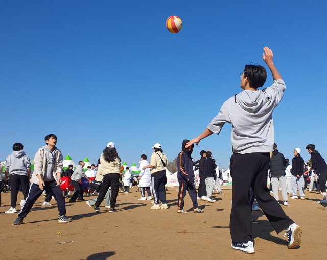 지난 18일 부산 사상구 삼락생태공원에서는 '아침체인지 어울림 한마당' 행사가 열렸다. 학생들이 배구 토스를 주고 받고 있다. 부산시교육청 제공