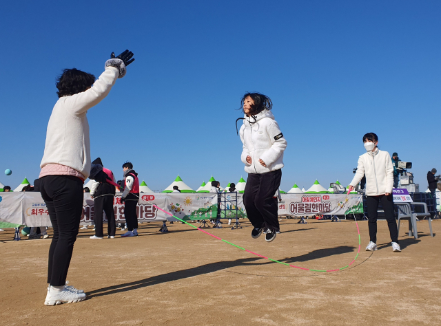 지난 18일 부산 사상구 삼락생태공원에서는 '아침체인지 어울림 한마당' 행사가 열렸다. 한 참가 학생이 줄넘기를 하고 있다. 부산시교육청 제공