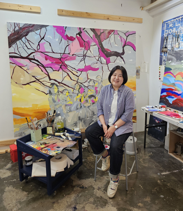문지영 작가가 부산 중구 중앙동에 위치한 작업실에서 가족과 작업에 대해 이야기하고 있다. 오금아 기자