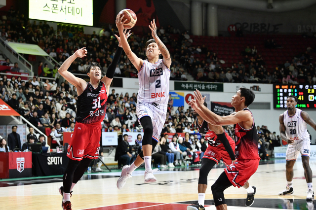 19일 안양체육관에서 열린 2023-2024 프로농구 부산KCC와 안양 정관장 경기에서 KCC 최준용이 골밑슛을 하고 있다. KBL 제공