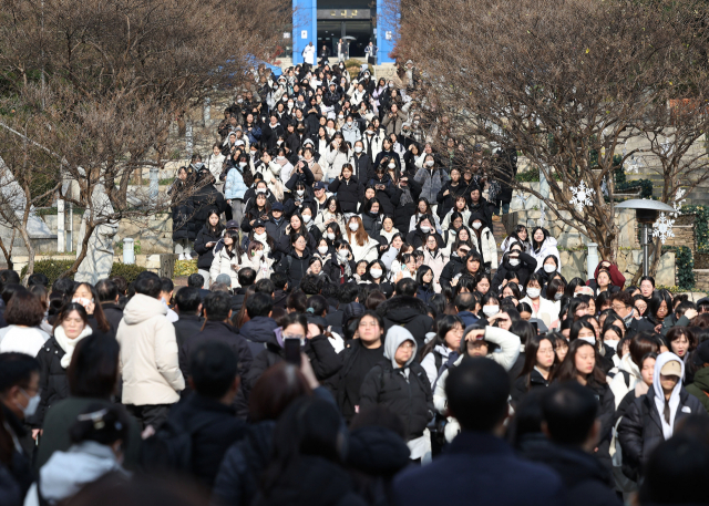 2024학년도 수시모집 논술고사가 치러진 19일 서울 용산구 숙명여자대학교에서 시험을 마친 수험생들이 고사장을 나오고 있다. 연합뉴스