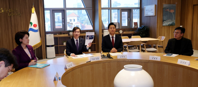 국민의힘 뉴시티 프로젝트 특별위원장 조경태 의원과 오세훈 서울시장이 지난 15일 서울시청 집무실에서 면담하는 모습. 연합뉴스