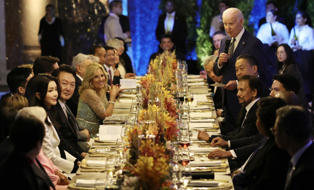 윤석열 대통령과 김건희 여사가 지난 16일(현지 시간) 미국 샌프란시스코 리전오브아너 미술관에서 열린 아시아태평양경제협력체(APEC) 정상만찬에 참석하고 있다. 연합뉴스