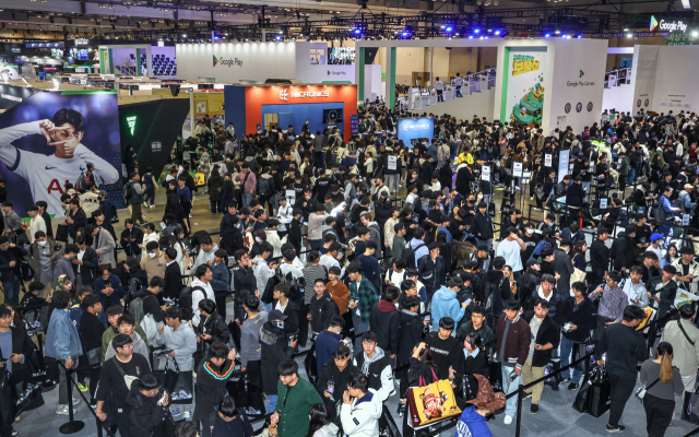 국제게임전시회 지스타 2023 폐막일인 19일 부산 해운대구 벡스코에 게임을 즐기는 관람객들로 붐비고 있다. 16일부터 나흘간 진행한 이번 전시에는 42개국 1037개 사가 3328개 부스 규모로 참가해 역대 최대 규모를 기록했다. 김종진 기자 kjj1761@