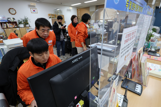 19일 오후 서울 동작구 사당3동 주민센터에서 직원들이 정부 행정 전산망 장애 사태와 관련해 복구 상황을 점검하며 비상 근무를 하고 있다. 연합뉴스