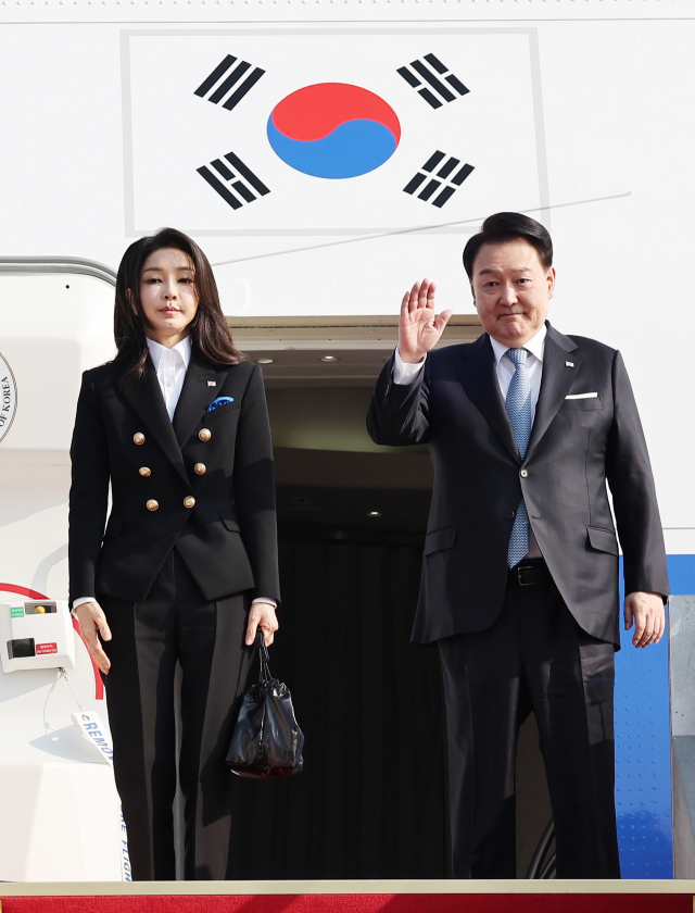 윤석열 대통령과 부인 김건희 여사가 지난 15일 출국하고 있다. 연합뉴스