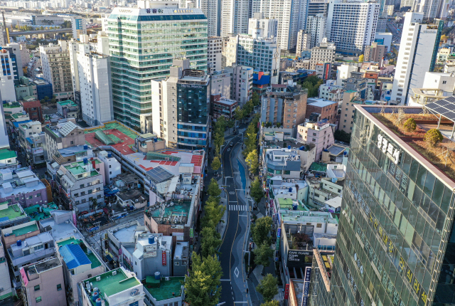 부산 중심지이자 최대 번화가인 서면을 바꾸기 위해 부산진구청이 ‘부산진구 서면권 세대별 테마 거리 조성 사업’을 실시한다고 밝혔다. 추정 예산은 약 269억 원으로 2026년 조성을 마무리할 계획이다. 19일 서면문화로 일대 전경. 김종진 기자 kjj1761@