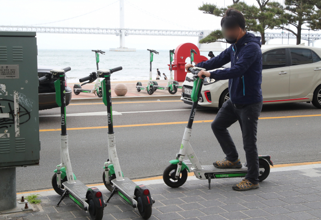 전동킥보드는 15분 도시 이동성을 확보할 수 있는 대안 중 하나로 손꼽힌다. 정대현 기자 jhyun