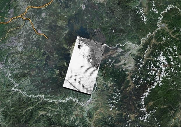 백두산 일대 지도에 위성사진을 겹쳐놓은 모습. 카이로스페이스 제공
