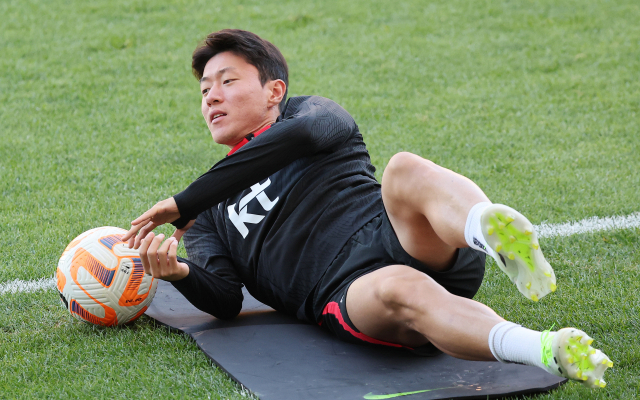 한국 축구 국가대표팀 황의조가 10월 16일 오후 경기도 수원월드컵경기장에서 베트남과 친선 경기를 앞두고 훈련하고 있다. 연합뉴스