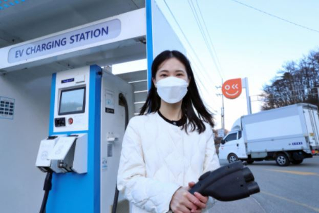 정부의 지속적인 탄소중립 정책에 따른 전기차 보급이 확대됨에 따라 기존 주유소가 ‘에너지 복합스테이션’으로 진화하고 있다.사진은 알뜰주유소 복합스테이션 현장. 부산일보DB