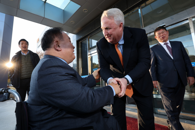 21일 오후 대전 한국과학기술원(KAIST)에서 국민의힘 인요한 혁신위원장과 더불어민주당 이상민 의원이 악수하고 있다. 이 의원은 이날 국민의힘 혁신위 강연자로 나섰다. 연합뉴스