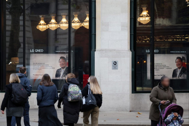 윤석열 대통령의 영국 국빈 방문을 앞두고 '수교 140주년을 맞은 한국과 영국, 기억을 공유하고 함께 미래를 준비하는 파트너'를 강조하는 광고 영상이 순방 도시인 런던 시내 곳곳에서 지난 17일부터 상영되고 있다고 대통령실이 21일 밝혔다. 대통령실 제공