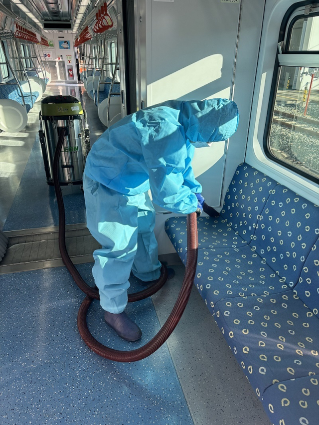 부산교통공사가 빈대 예방을 위해 전동차 객실 내 좌석 진공흡착청소를 실시하고 있다. 부산교통공사 제공