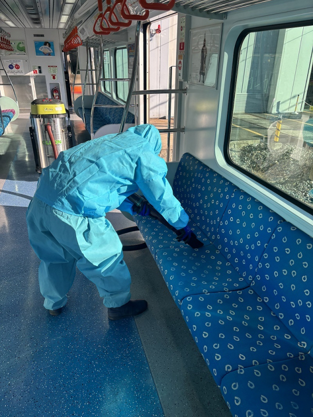 부산교통공사가 빈대 예방을 위해 전동차 객실 내 좌석 진공흡착청소를 실시하고 있다. 부산교통공사 제공