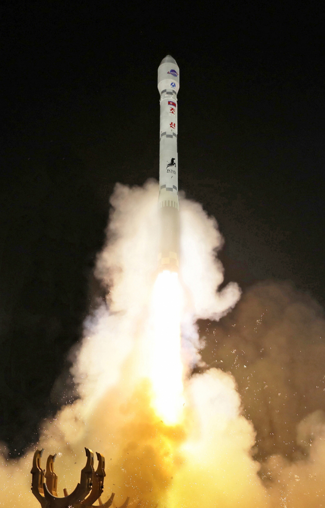 북한의 정찰위성 ‘만리경-1’호를 탑재한 신형위성 운반 로켓 ‘천리마-1’형이 21일 오후 10시 42분께 평안북도 철산군 서해 위성 발사장에서 발사되고 있다. 연합뉴스