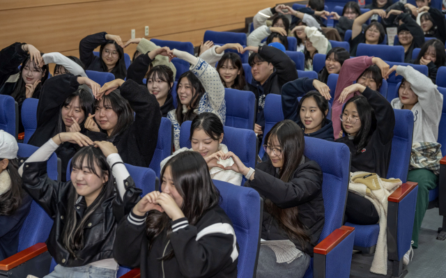 부산 사상구 동서대학교에서 열린 대학 입시설명회에 참가한 경혜여고 고3 수험생들이 강사의 설명을 들으며 함박웃음을 짓고 있는 모습. 김종진 기자 kjj1761@