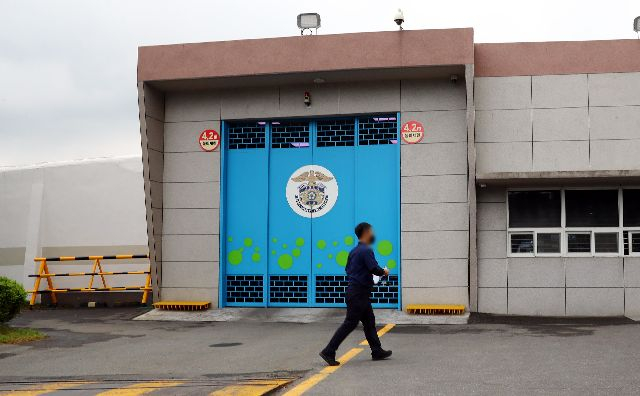 부산 사상구 주례동 부산구치소 수용동 정문. 부산일보DB