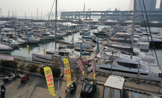 부산의 대표 관광코스 중 하나인 ‘요트투어’가 성황리에 운영되고 있는 부산 해운대구 수영만 요트경기장. 정종회 기자 jjh@