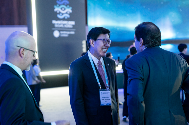 박형준 부산시장이 지난 6월 프랑스 파리에서 열린 국제박람회기구 4차 총회에서 회원국 대표들을 만나고 있다. 부산시제공