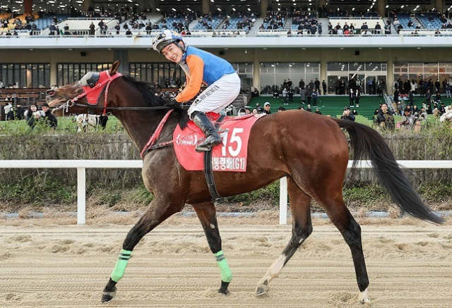위너스맨과 함께 포즈를 취하는 서승운 기수. 한국마사회 제공