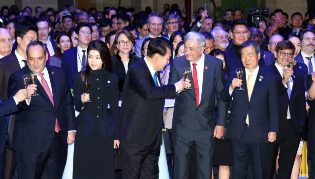 국경일 리셉션에서 건배하는 윤석열 대통령 (파리=연합뉴스) 임헌정 기자 = 2030 부산세계박람회 유치 활동을 위해 프랑스를 방문 중인 윤석열 대통령이 24일(현지 시간) 파리 브롱냐르궁에서 열린 국경일 리셉션에서 참석자들과 건배하고 있다. 연합뉴스