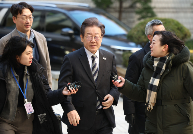 더불어민주당 이재명 대표가 지난 24일 서울 서초구 서울중앙지법에서 열린 공직선거법 위반 관련 1심 공판에 출석하고 있다. 연합뉴스