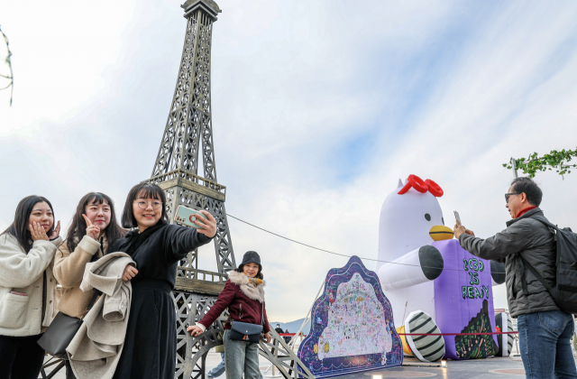 2030부산세계박람회 유치 결정을 앞두고 부산 해운대해수욕장 이벤트광장에 설치된 엑스포 유치 응원부스에서 시민들이 기념촬영을 하고 있다. 김종진 기자 kjj1761@