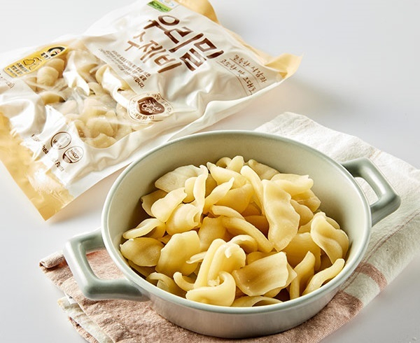 명랑핫도그와 걸작떡볶이 등이 국산 밀 수요를 늘리기 위해 국산 밀을 이용해 신제품을 개발한다. 사진은 국산 밀로 만들어진 수제비. 부산일보 DB