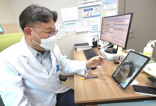 경남도가 섬 주민 대상 비대면 섬닥터 사업을 시행한다. 사진은 비대면 진료를 하고 있는 장면. 연합뉴스